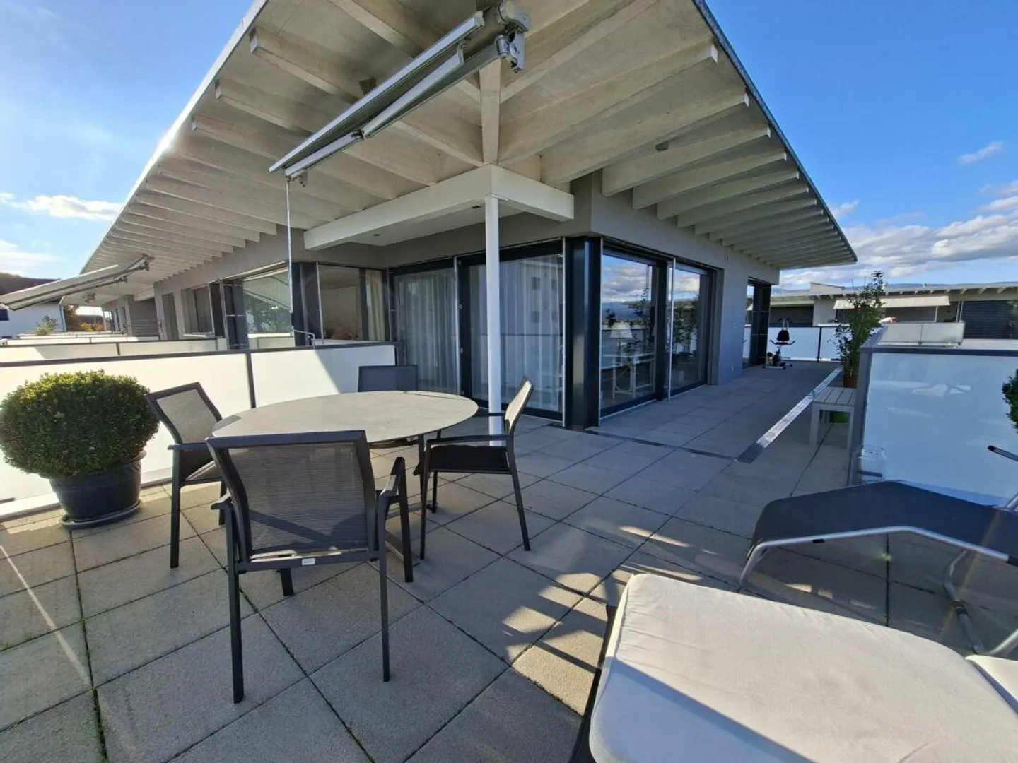 Unique 5.5-room penthouse apartment with a view of greenery - Photo 9 of 10