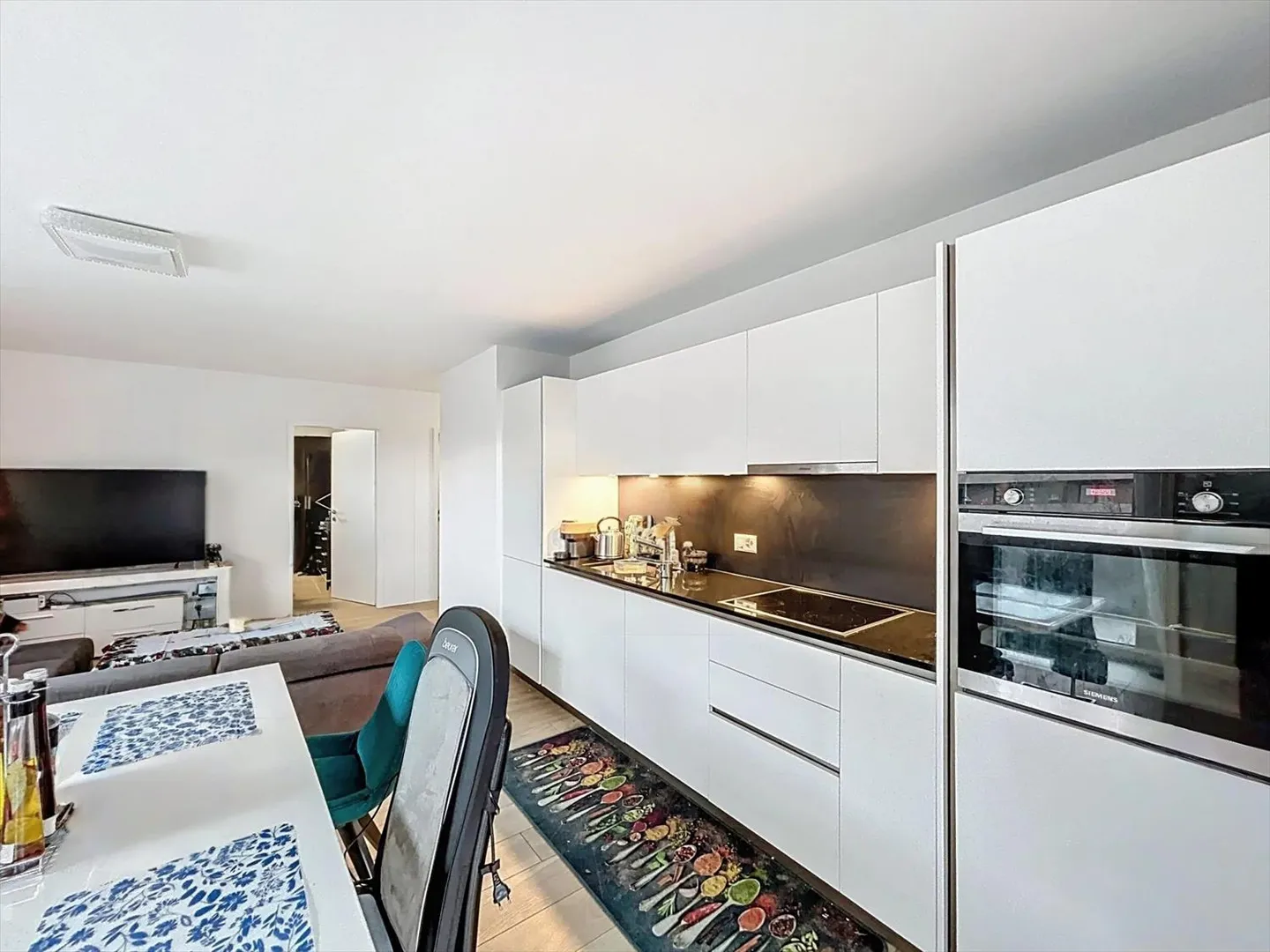 Beautiful nearly new apartment with large balcony - Photo 3 of 8