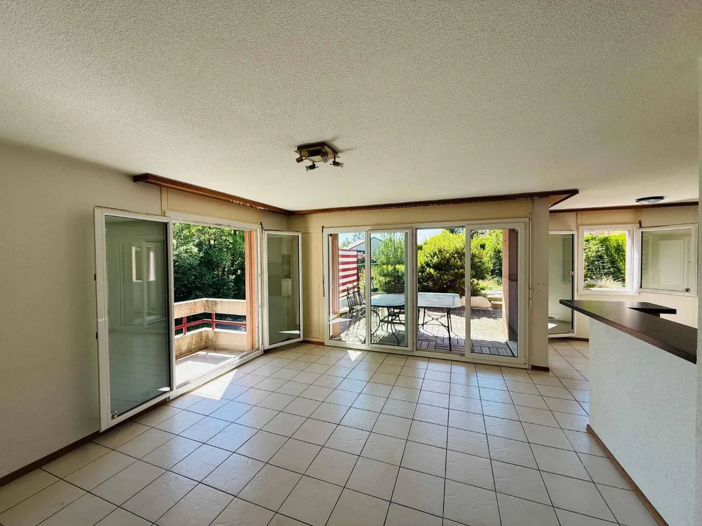 5.5-room apartment with large terrace in a green setting - Photo 4 of 8