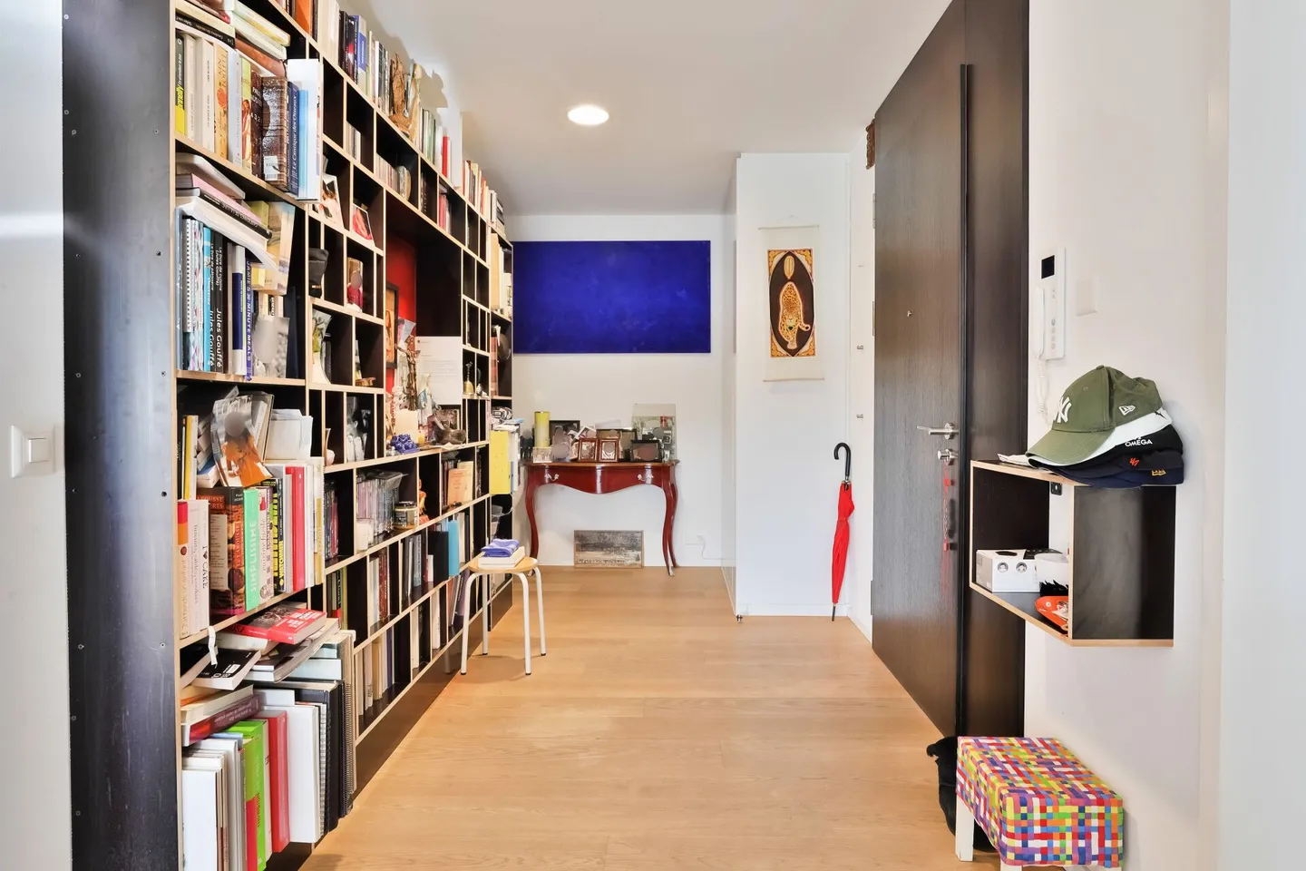 Contemporary Apartment Offering a Prime Location - Photo 10 of 11