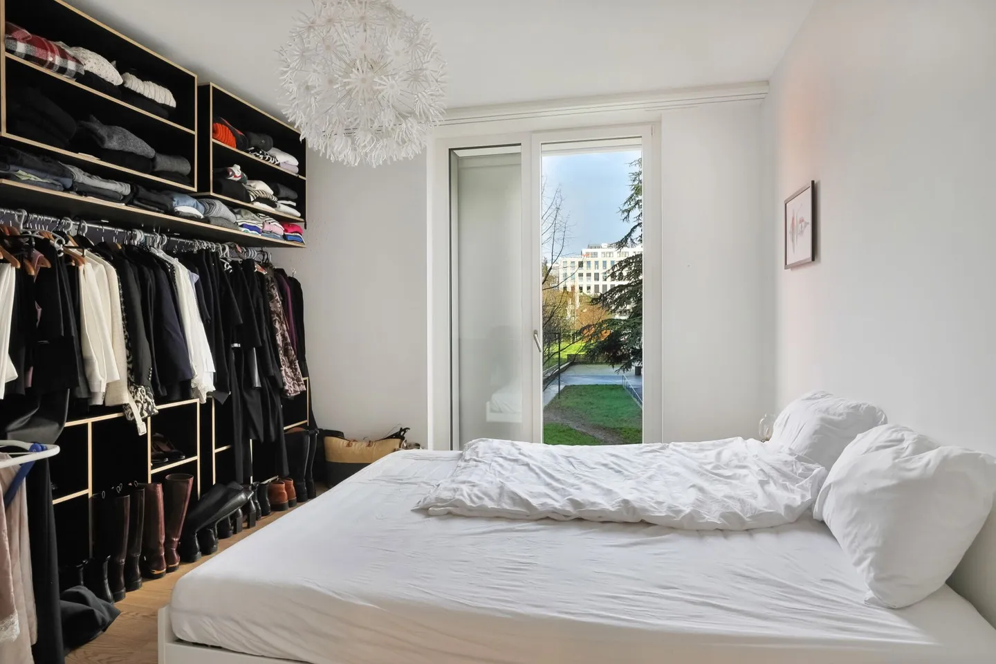 Contemporary Apartment Offering a Prime Location - Photo 7 of 11