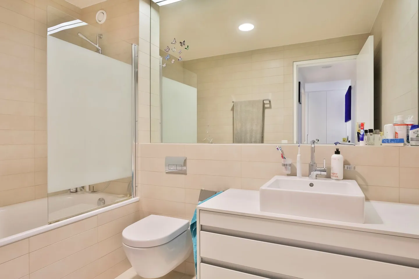 Contemporary Apartment Offering a Prime Location - Photo 9 of 11