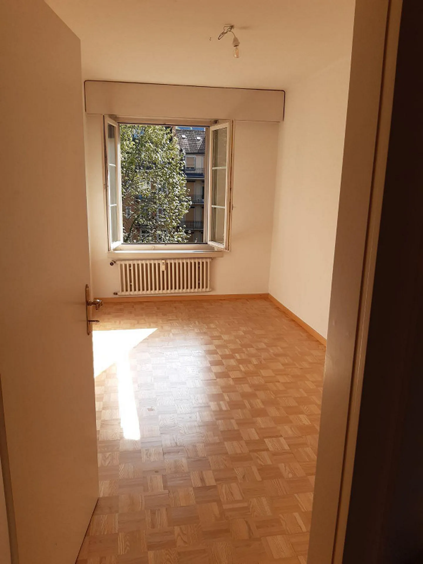 Bright 3.5 Room Apartment in a Central Location - Photo 3 of 11