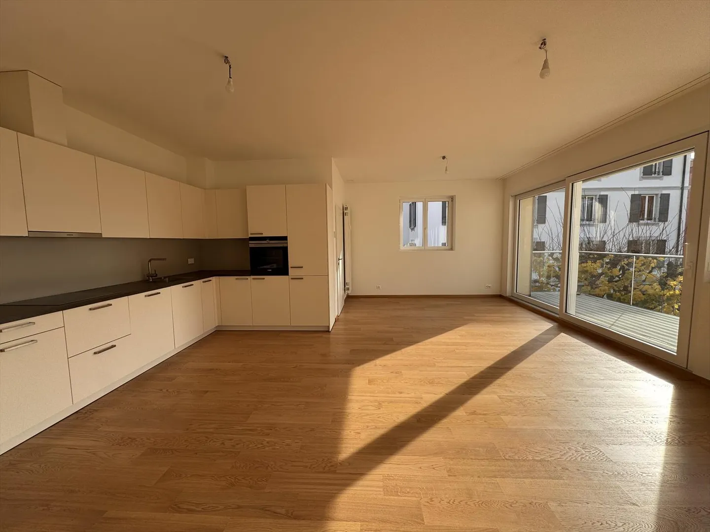 Magnificent 2.5-room apartment with lake view - Photo 2 of 12