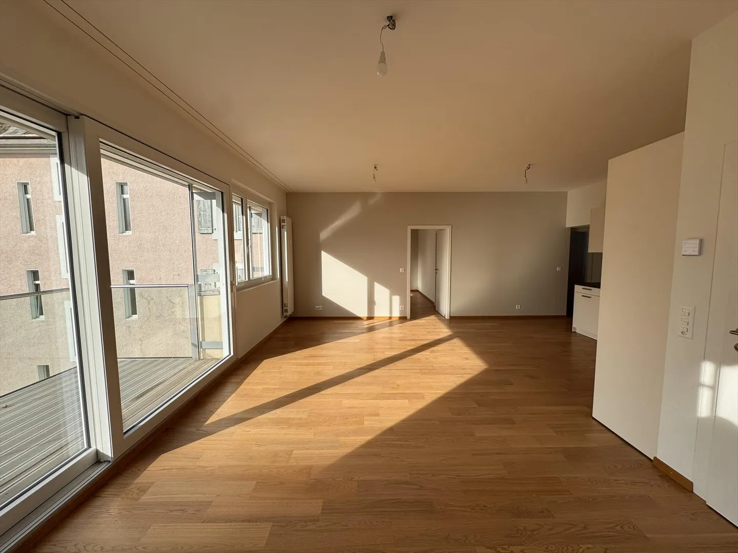 Magnificent 2.5-room apartment with lake view - Photo 3 of 12