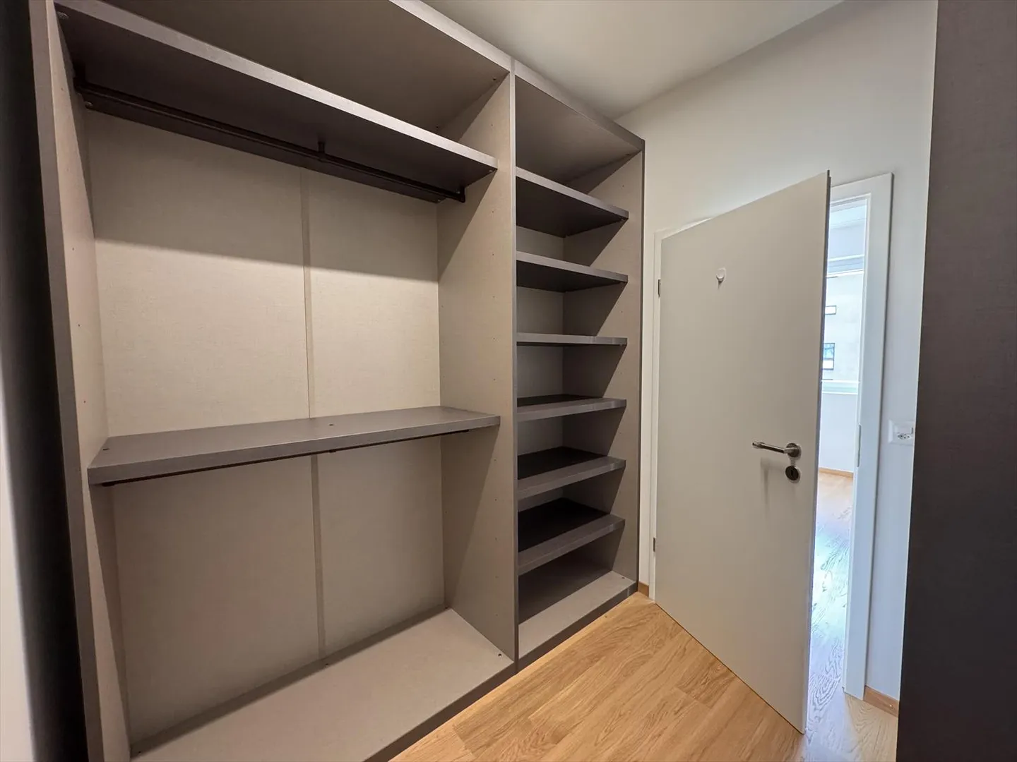 Magnificent 2.5-room apartment with lake view - Photo 8 of 12