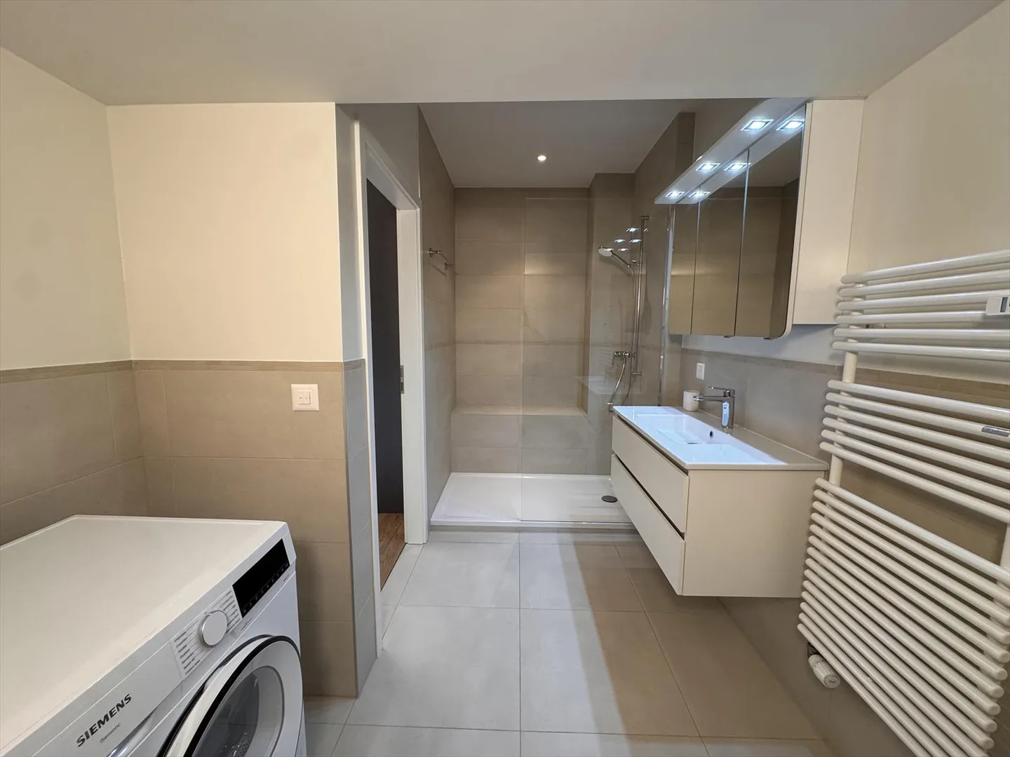 Magnificent 2.5-room apartment with lake view - Photo 10 of 12