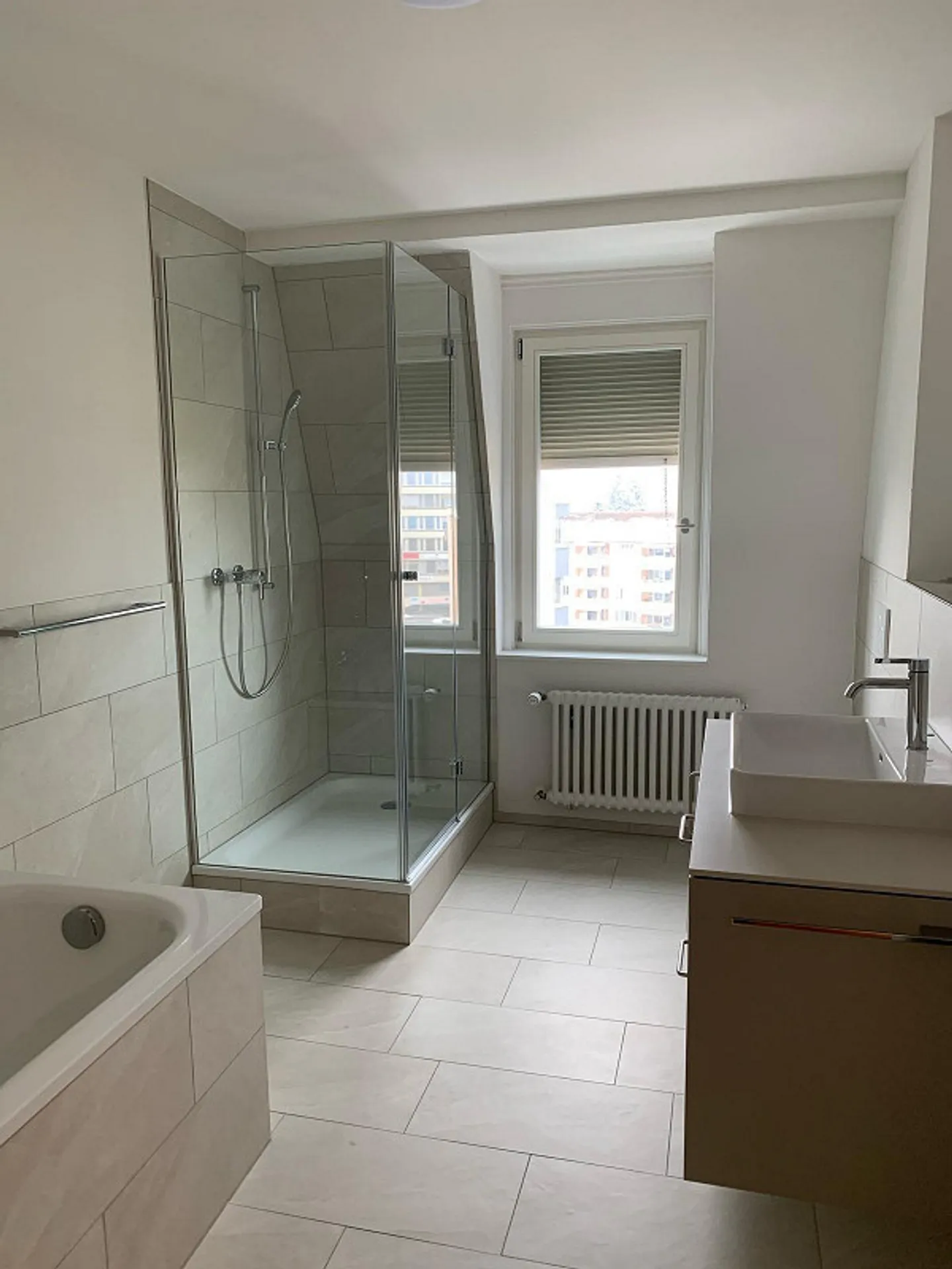 Edificio storico ristrutturato! Appartamento di 4,5 stanze in posizione centrale - Foto 3 di 8