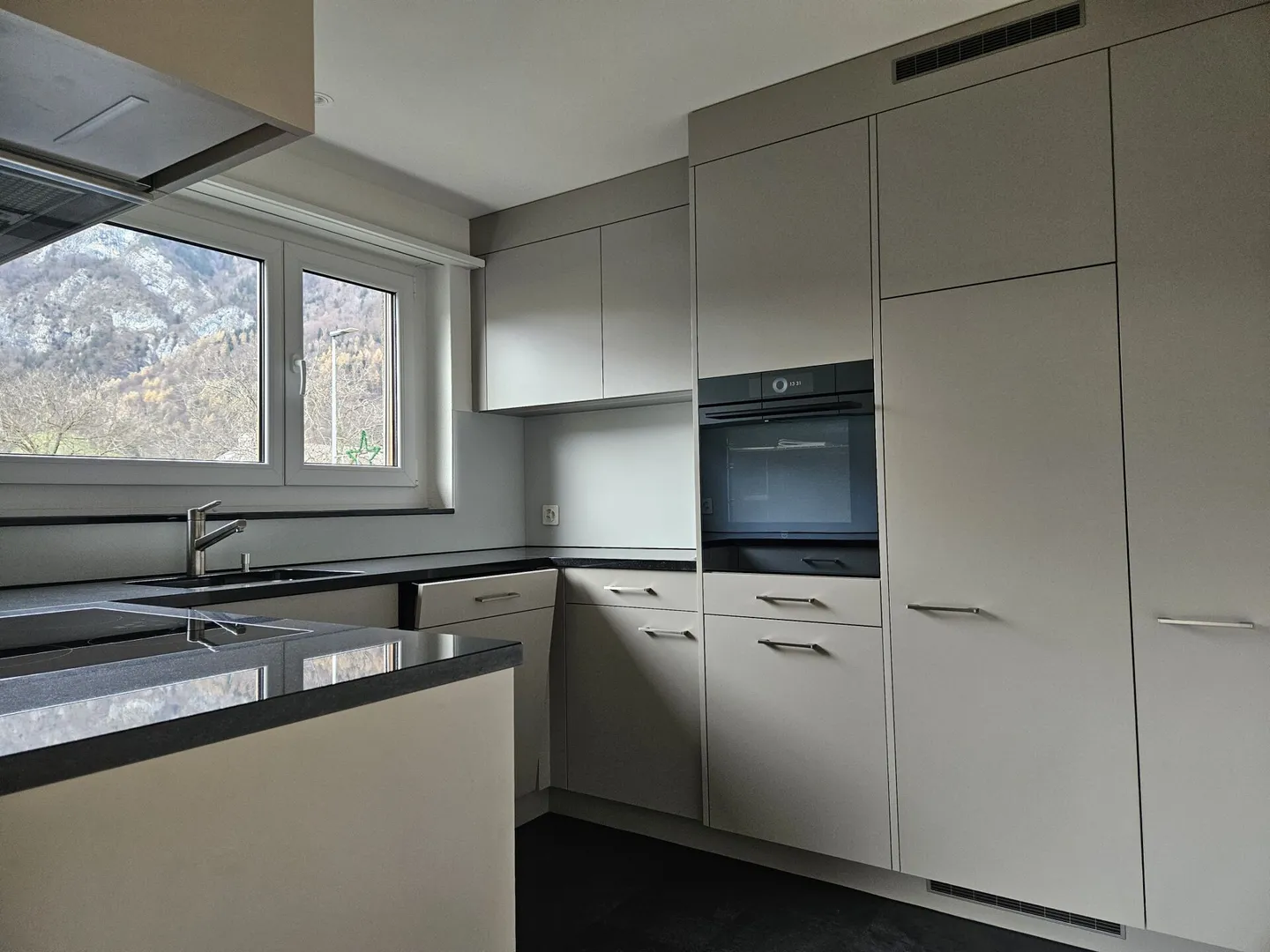 Newly renovated 4.5 room maisonette apartment in the village center - Photo 3 of 16