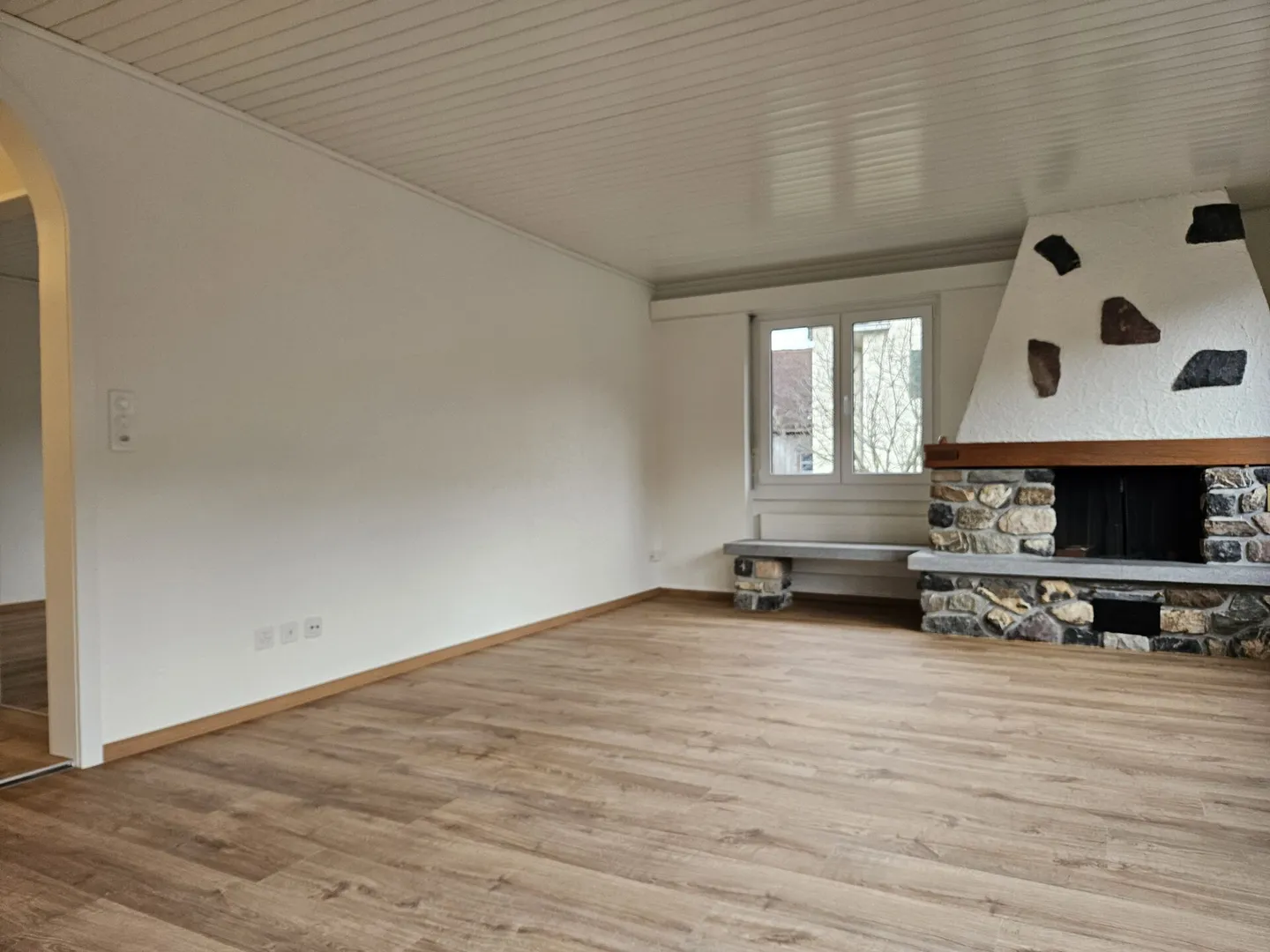 Newly renovated 4.5 room maisonette apartment in the village center - Photo 5 of 16