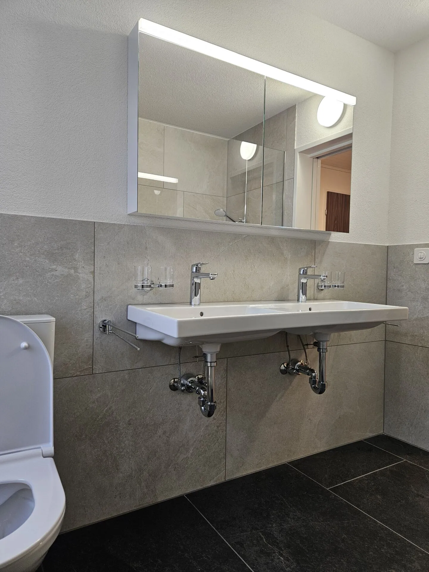 Newly renovated 4.5 room maisonette apartment in the village center - Photo 12 of 16