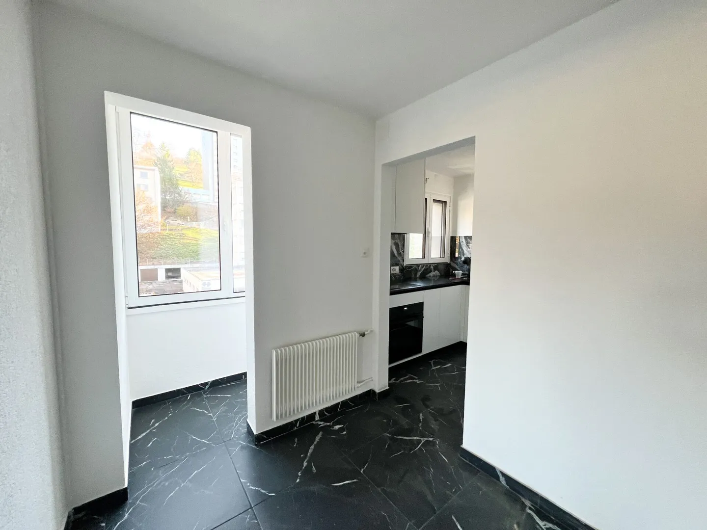 Fully renovated 4.5 room apartment - Photo 3 of 8