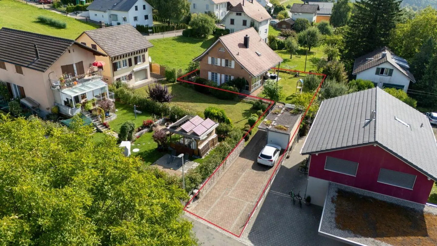 Casa unifamiliare ben tenuta di 5,5 stanze con giardino, garage e posto auto - Foto 1 di 13