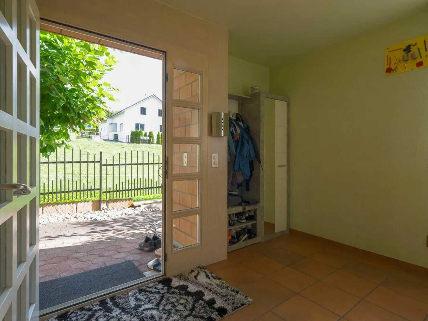 Casa unifamiliare ben tenuta di 5,5 stanze con giardino, garage e posto auto - Foto 2 di 13