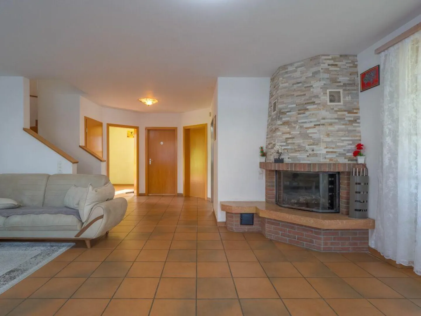 Casa unifamiliare ben tenuta di 5,5 stanze con giardino, garage e posto auto - Foto 3 di 13
