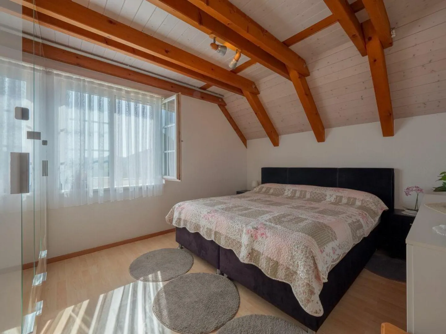 Casa unifamiliare ben tenuta di 5,5 stanze con giardino, garage e posto auto - Foto 5 di 13