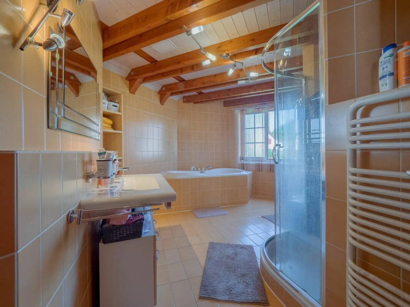 Casa unifamiliare ben tenuta di 5,5 stanze con giardino, garage e posto auto - Foto 7 di 13