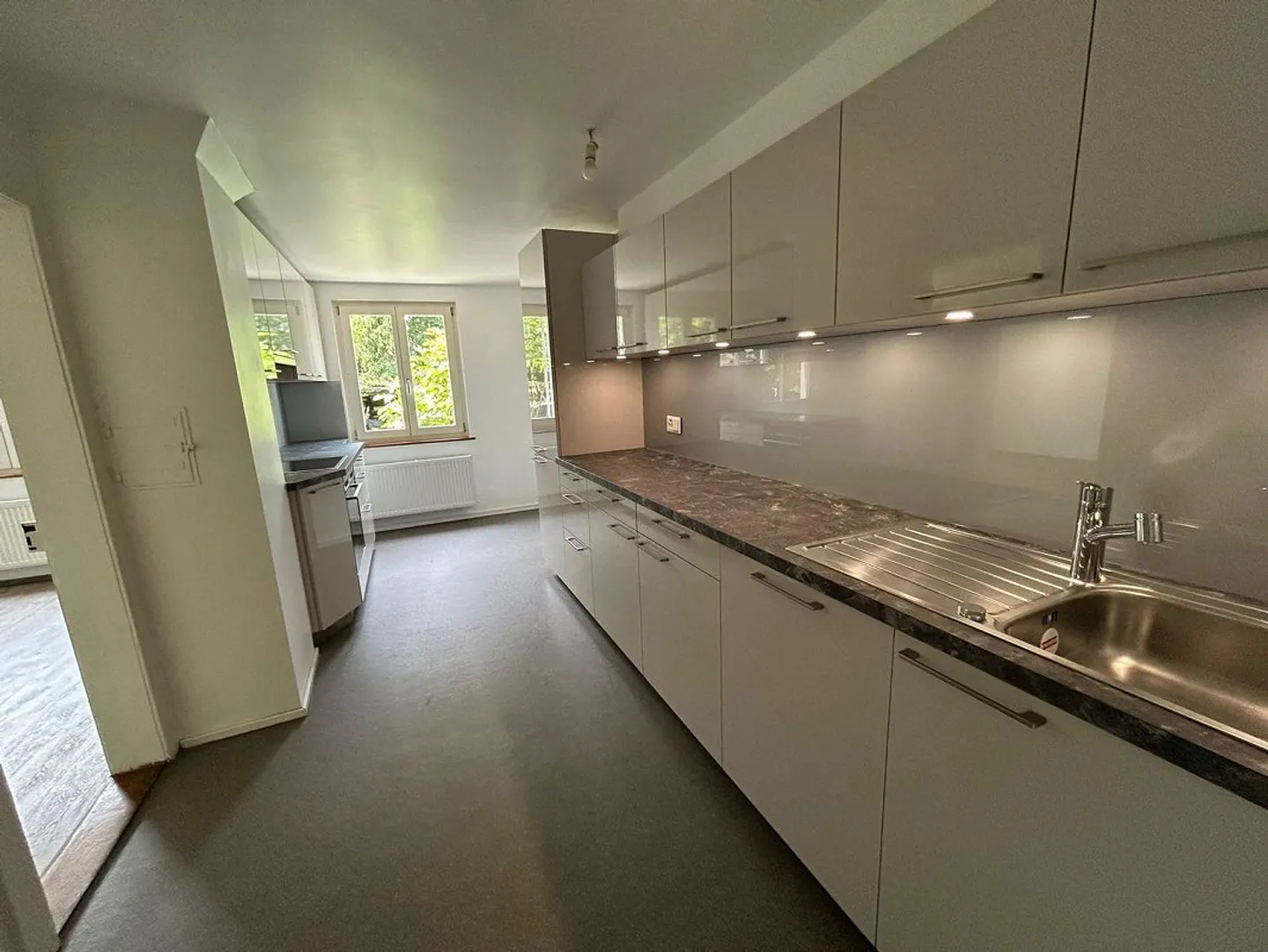 Prima locazione: ristrutturato, tranquillo, con vista verde, collegamento di trasporto 1A - Foto 1 di 8