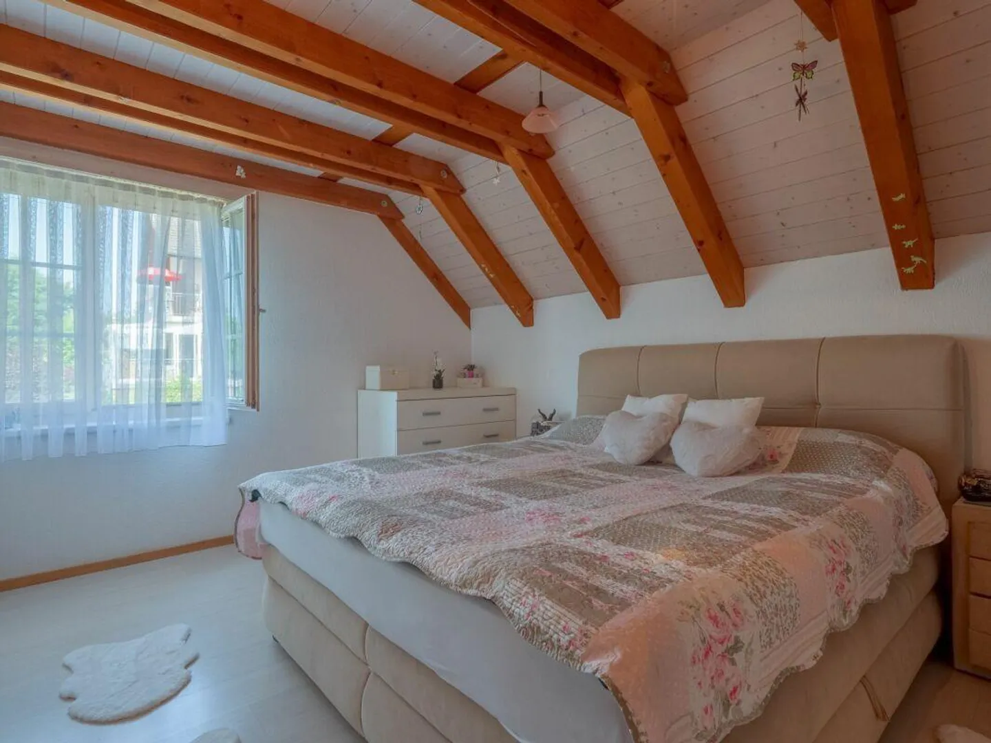 Casa unifamiliare ben tenuta di 5,5 stanze con giardino, garage e posto auto - Foto 8 di 13
