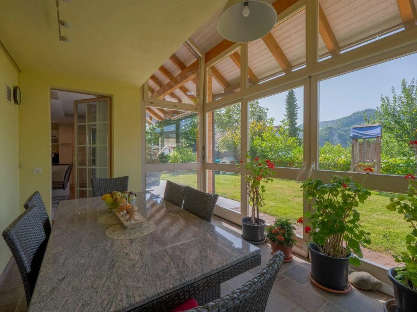 Casa unifamiliare ben tenuta di 5,5 stanze con giardino, garage e posto auto - Foto 11 di 13