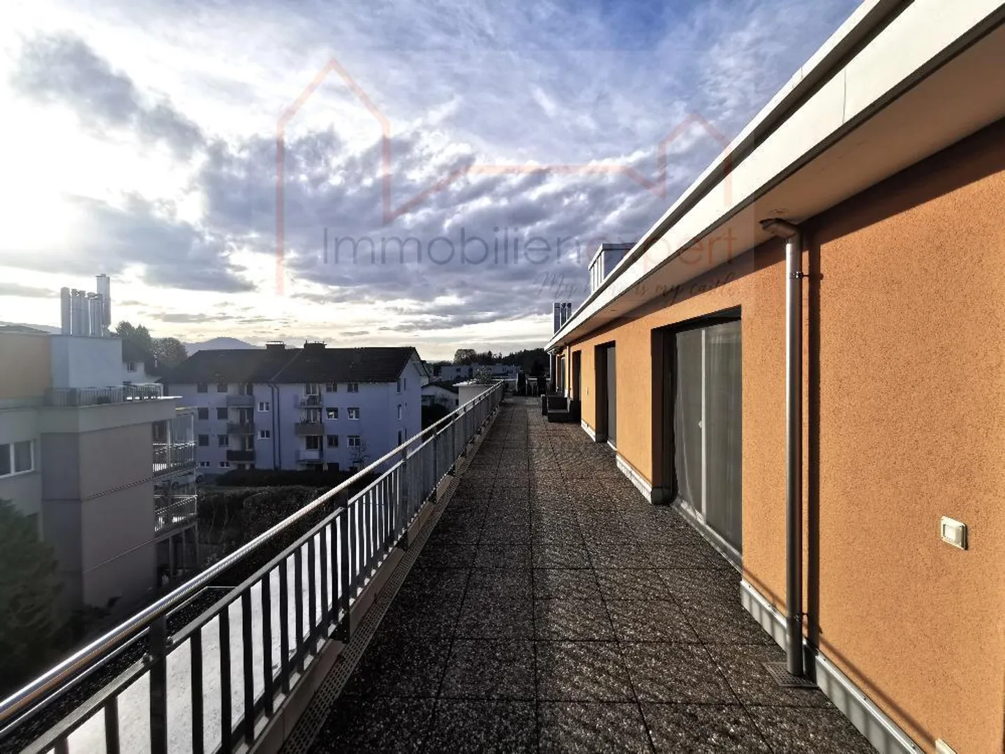 Penthouse with Stunning Views - Photo 3 of 13