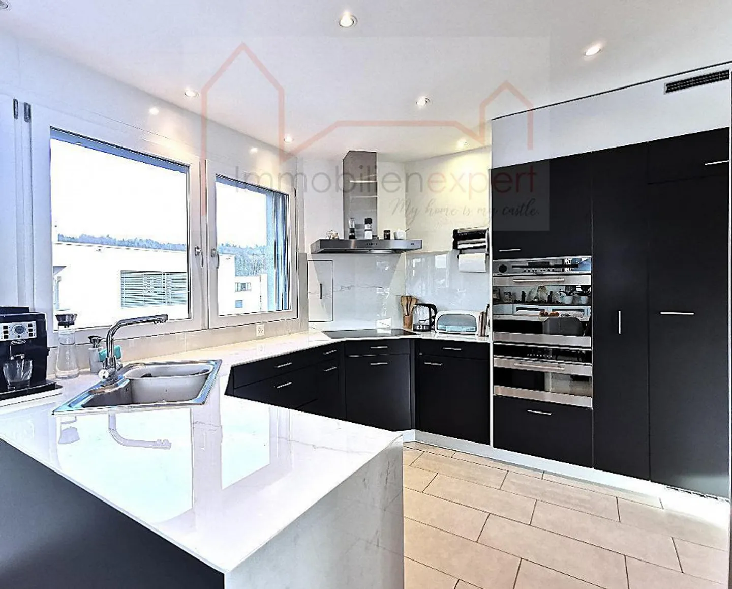 Penthouse with Stunning Views - Photo 7 of 13