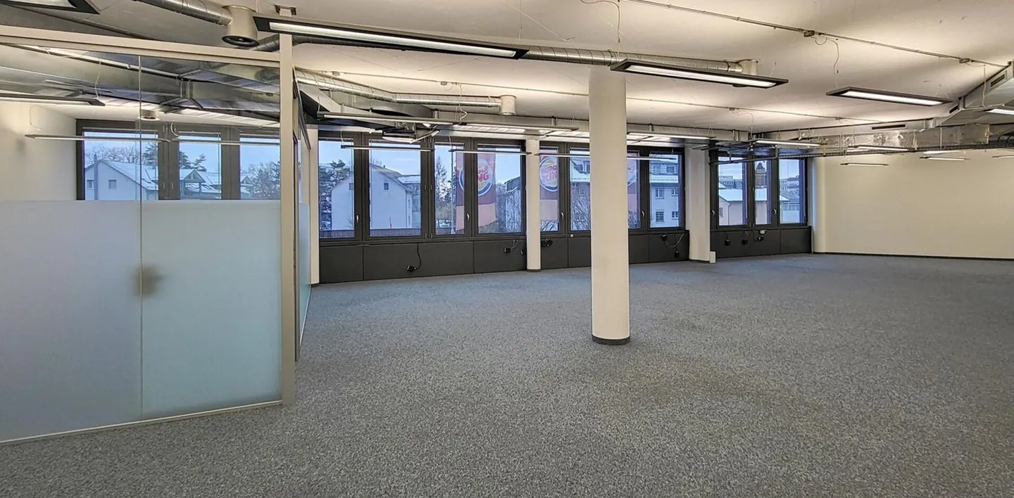 Fully equipped office space with kitchenette(s) and partitions - Photo 3 of 13