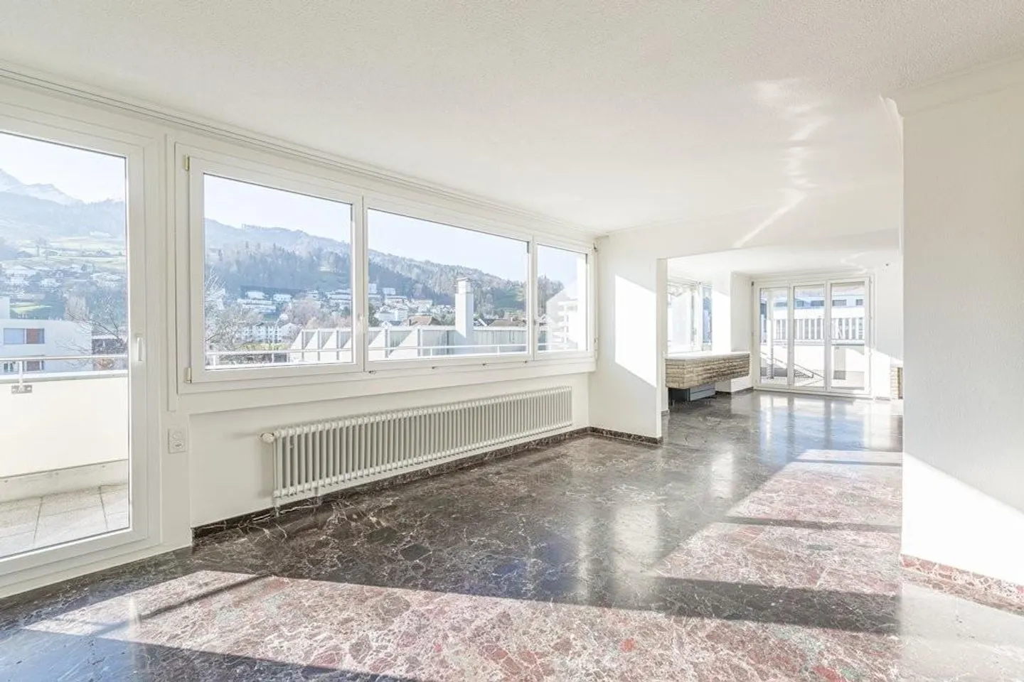 Appartement en attique avec vue ! - Photo 3 sur 8