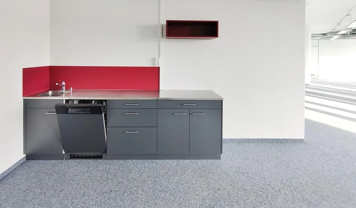 Fully equipped office space with kitchenette(s) and partitions - Photo 8 of 13