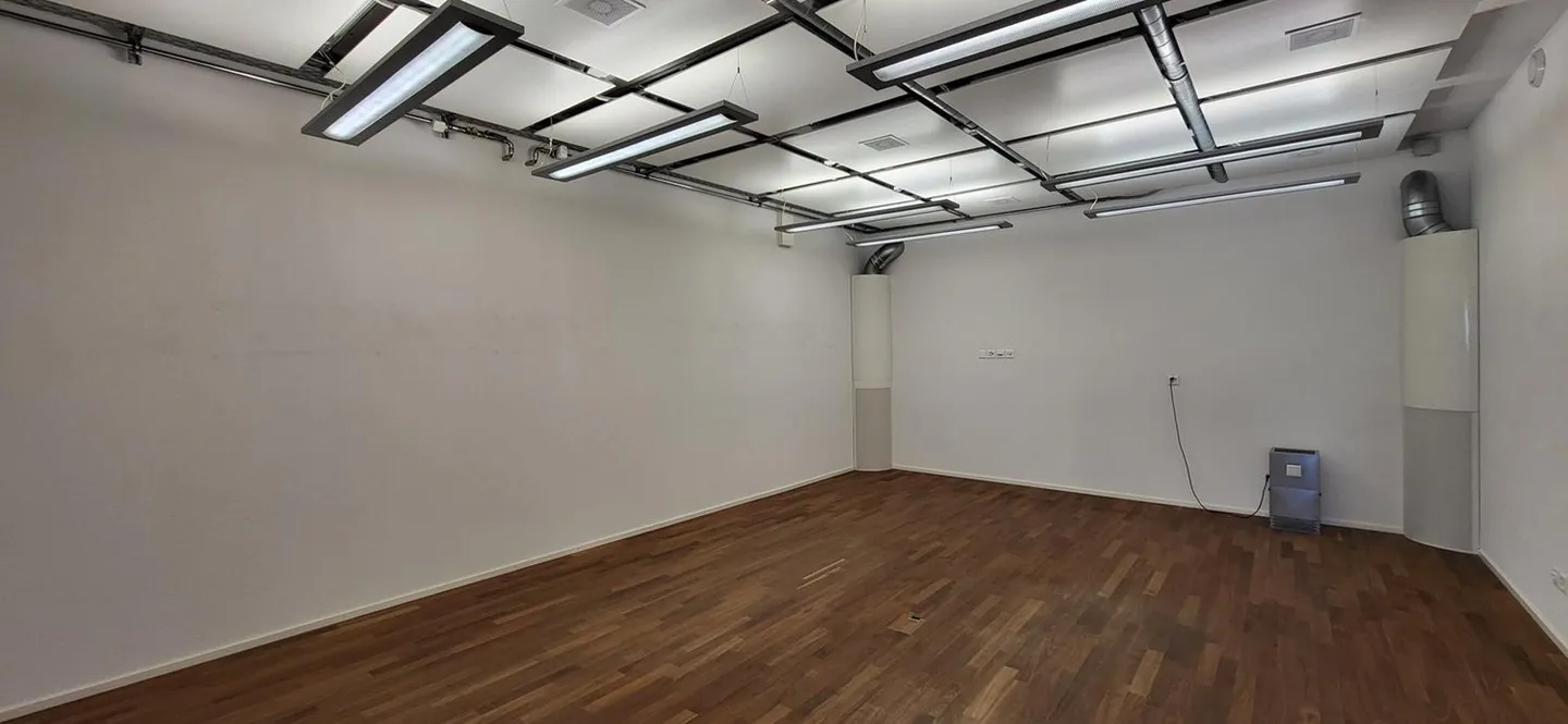 Fully equipped office space with kitchenette(s) and partitions - Photo 9 of 13