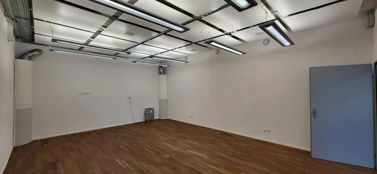 Fully equipped office space with kitchenette(s) and partitions - Photo 10 of 13