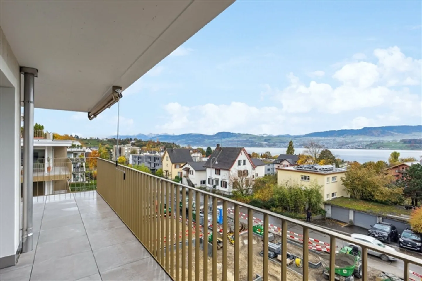 Modernes Apartment mit Seeblick - Foto 2 von 11