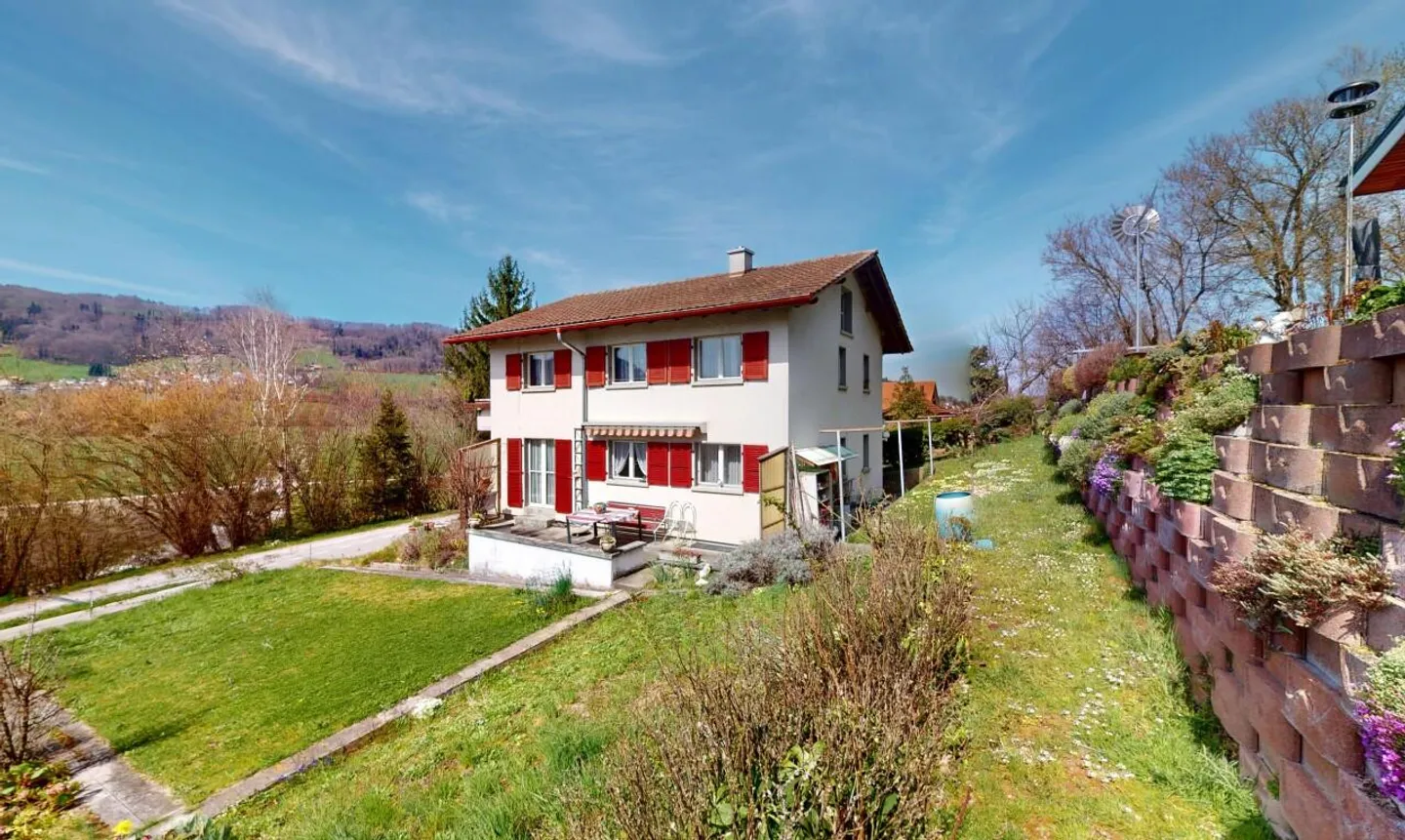 Charmante maison bifamiliale avec grand espace extérieur et beaucoup de potentiel - Photo 1 sur 13