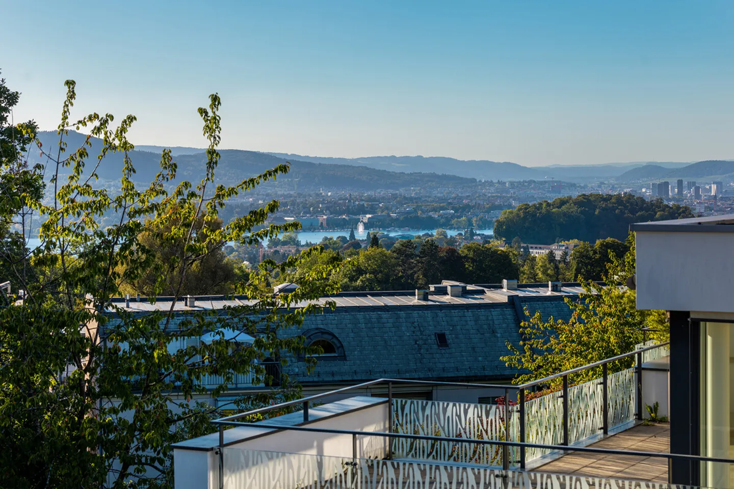 Zollikon : appartement en attique spacieux sur deux étages - Photo 2 sur 5