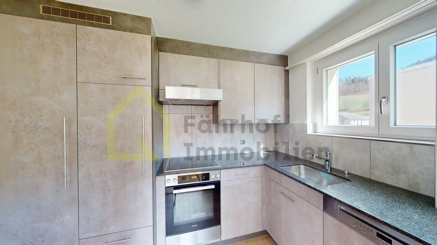 Bright and well-maintained 4.5-room apartment in a central location - Photo 2 of 12