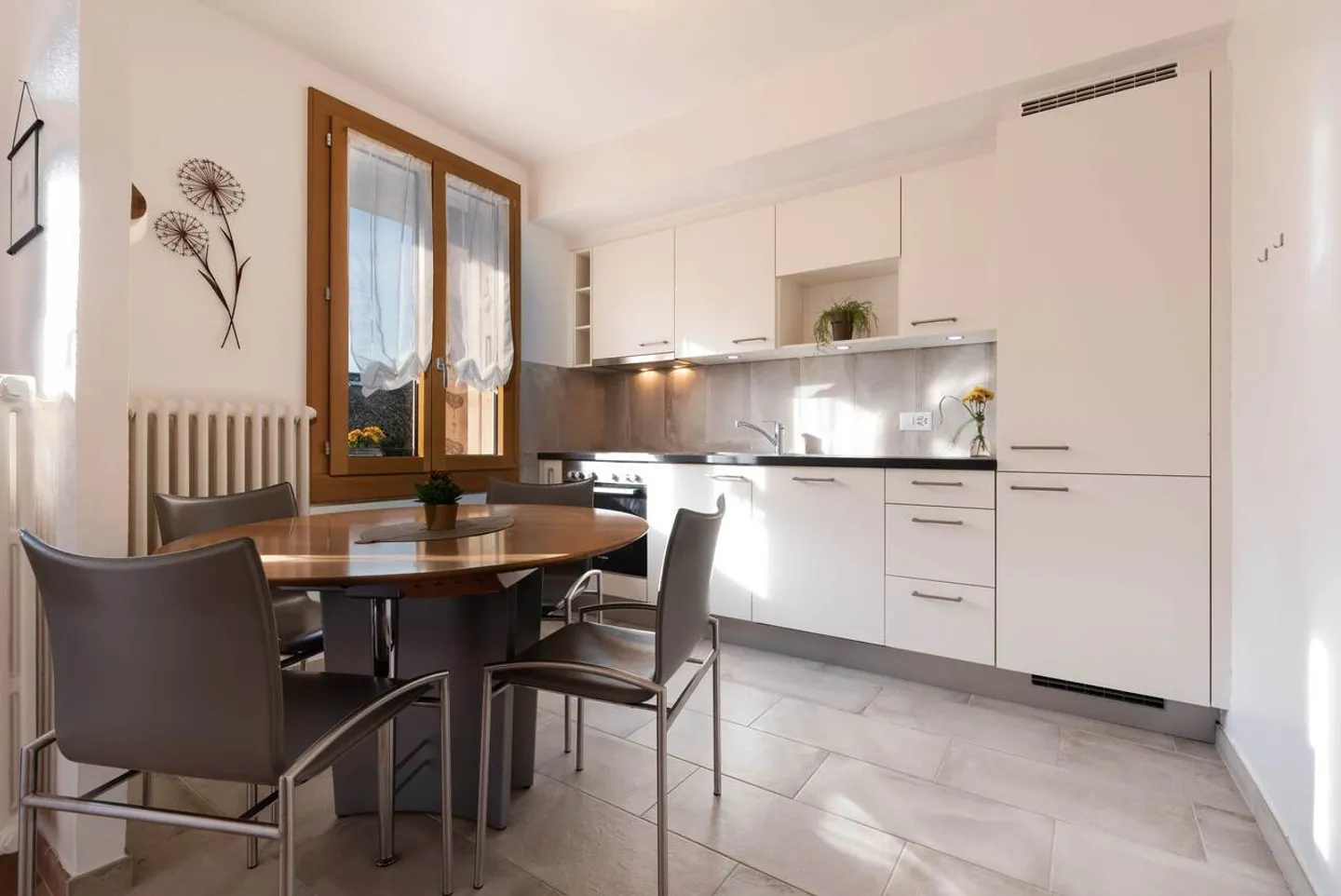 APPARTEMENT RÉNOVÉ - CACHET - OBJET RARE - GARAGE BOX - EN EXCLUSIVITÉ - Photo 2 sur 9