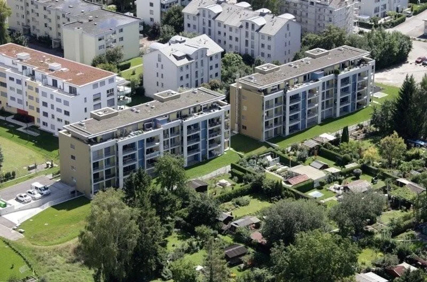 Ici, vous trouverez des places de stationnement libres, également pour votre véhicule électrique ! - Photo 2 sur 2