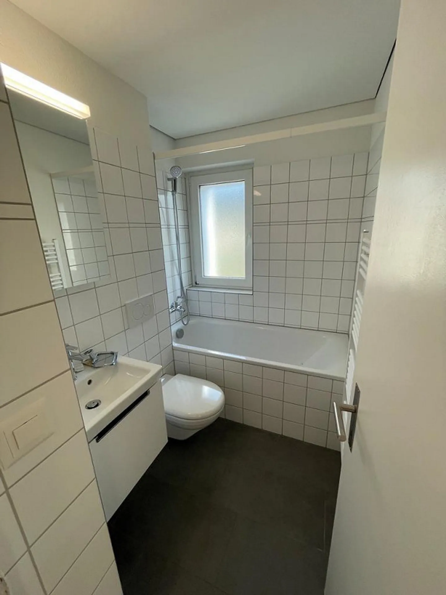 Votre maison fraîchement rénovée vous attend! - Photo 4 sur 12