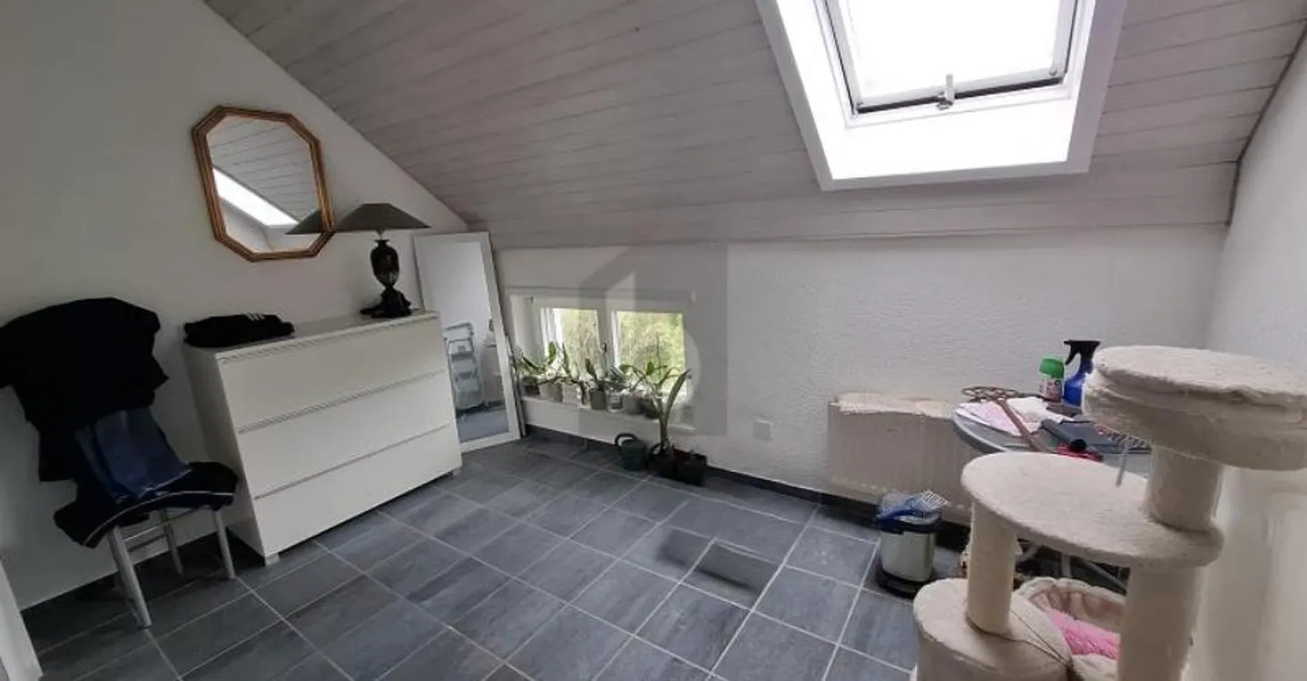 BRIGHT, SPACIOUS, WITH A VIEW - Photo 3 of 6