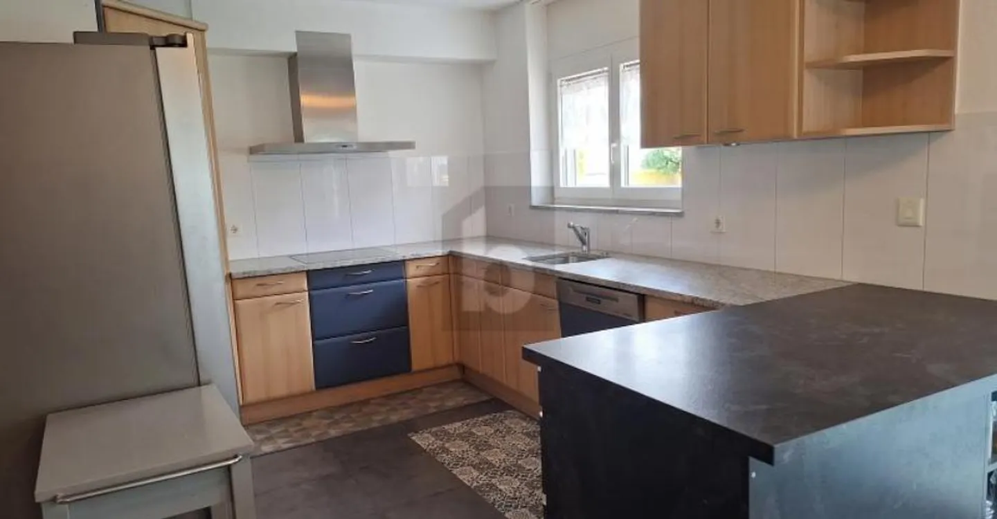 BRIGHT, SPACIOUS, WITH A VIEW - Photo 4 of 6
