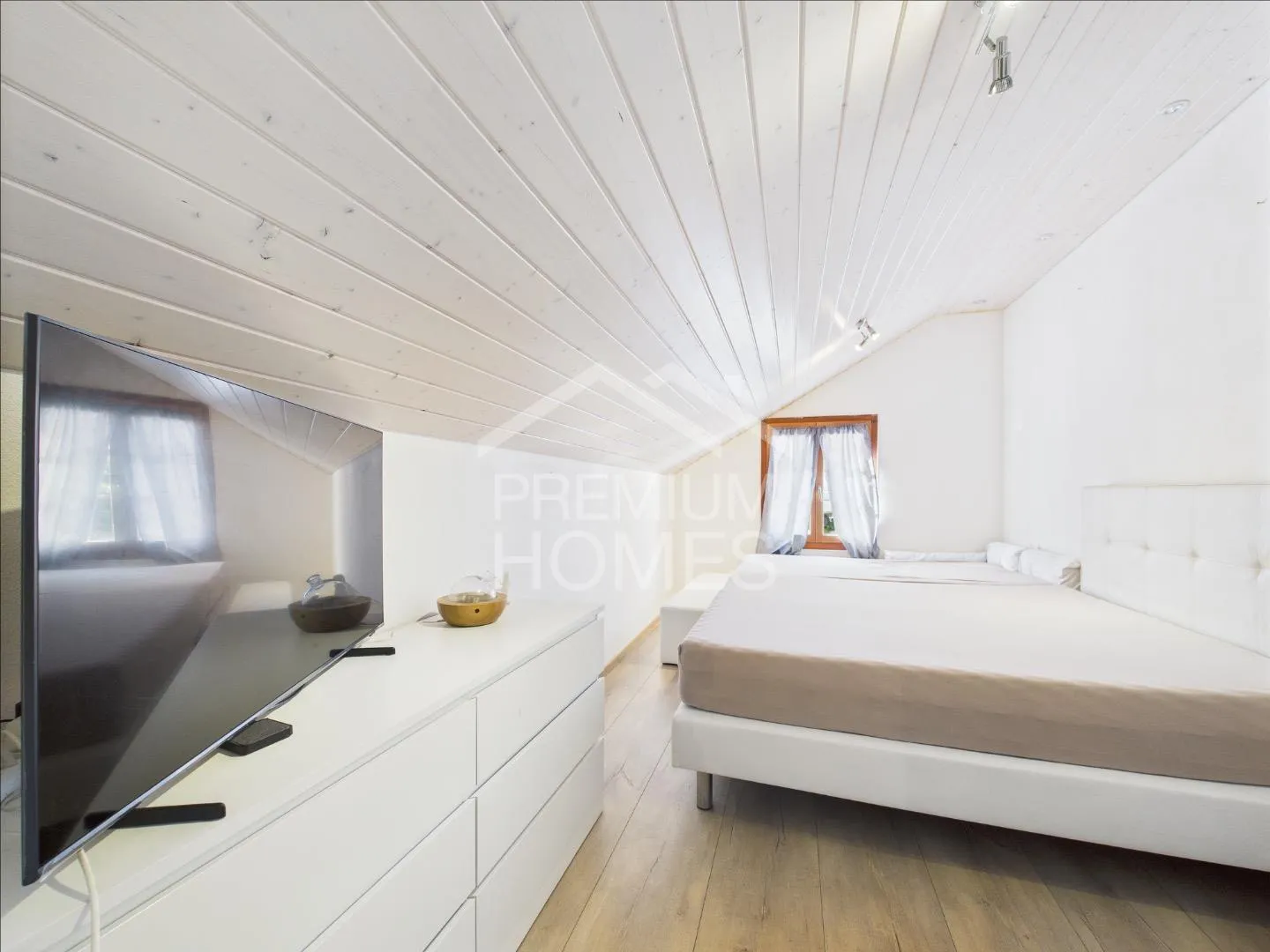 Licht, Raum und Ruhe - Zweifamilienhaus mit Potenzial - Foto 8 von 13