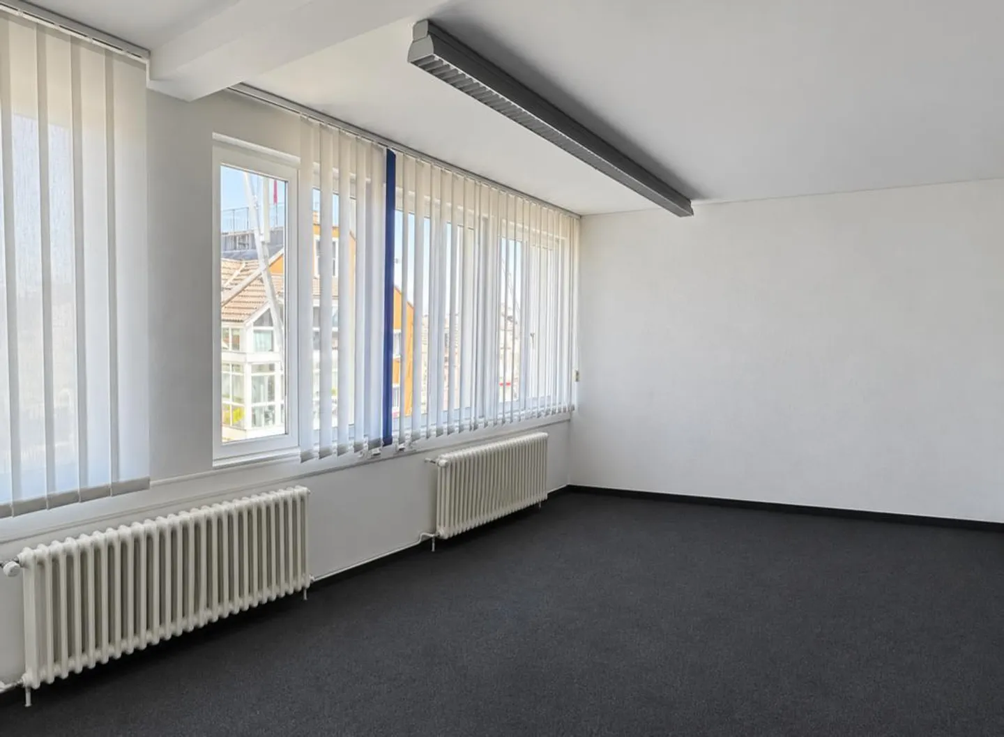 Bureaux lumineux et polyvalents à louer - Photo 2 sur 5