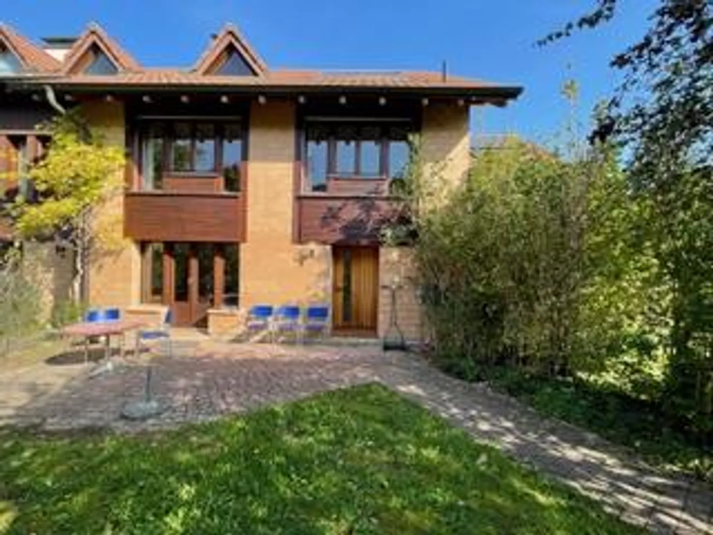 Casa unifamiliare (5.5 stanze) in un vivace insediamento familiare - Foto 1 di 10