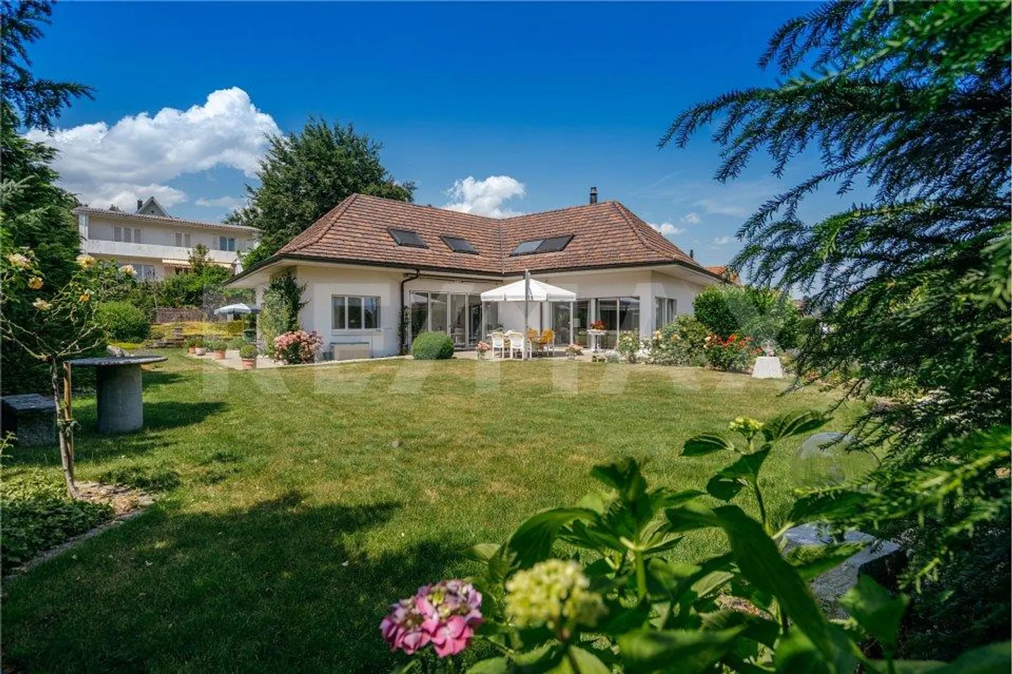 Représentatif | Spacieux | Intemporel - Villa de style maison de campagne avec jardin paradisiaque à Biberist SO - Photo 2 sur 13