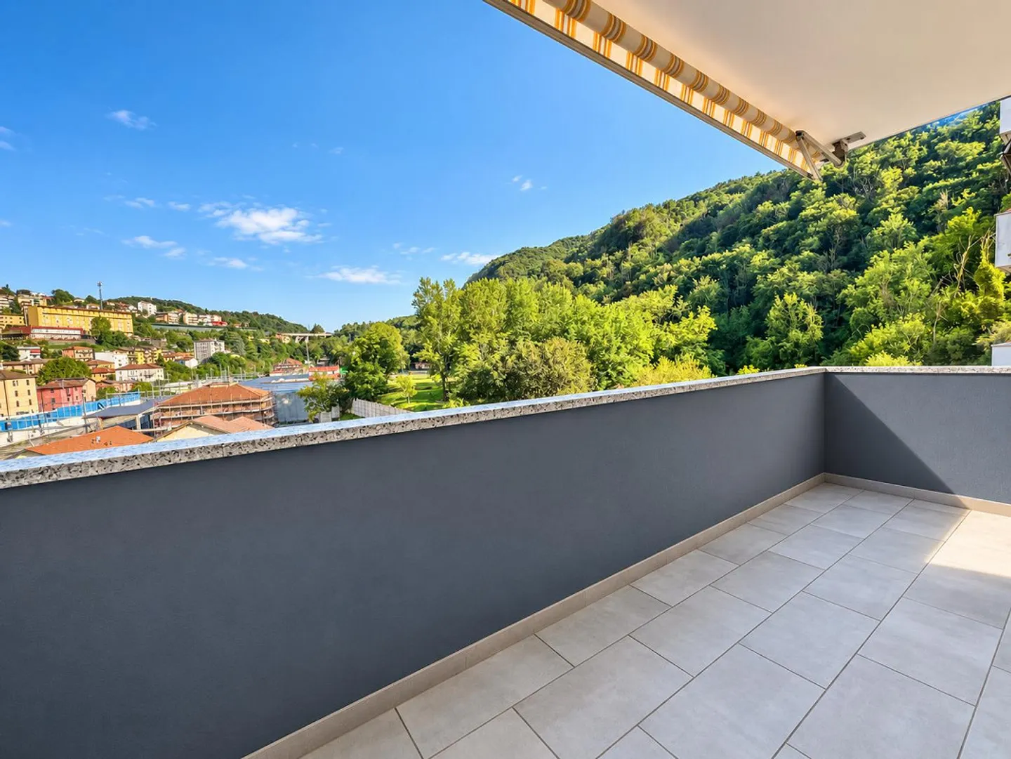 BIS ZU 3 MONATEN KOSTENLOS - Modernes 2,5-Zimmer-Apartment in Chiasso - Foto 7 von 8