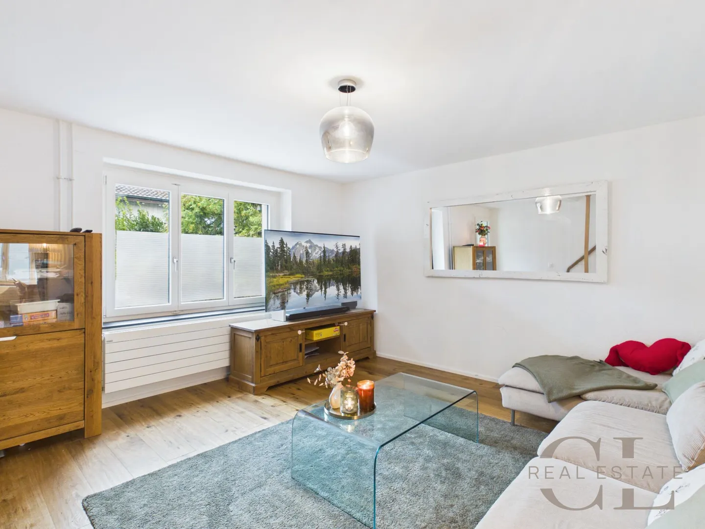 Stylish 4-room terraced house with garden in Oberwil - Photo 2 of 13