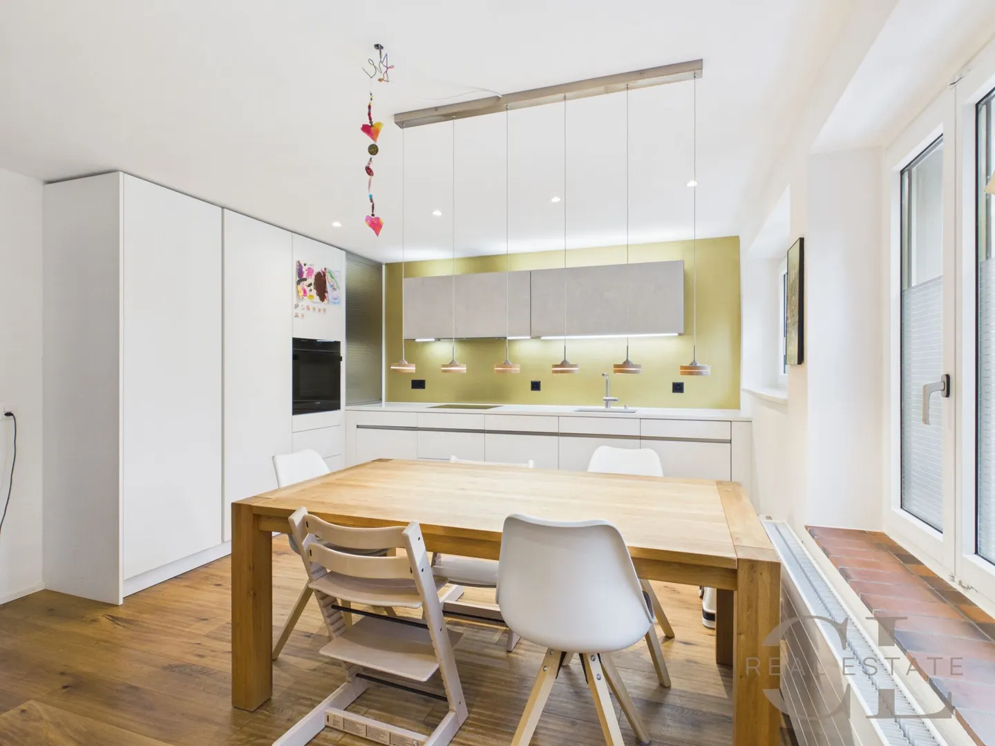 Stylish 4-room terraced house with garden in Oberwil - Photo 1 of 13