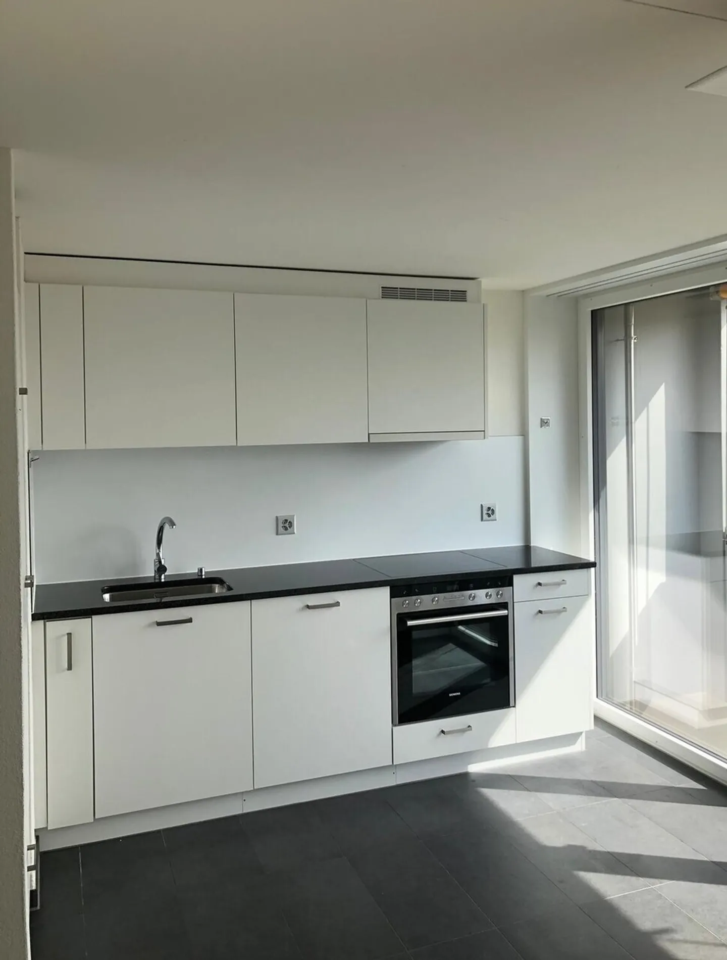 Moderno appartamento di 2,5 stanze di 67m² al 14° piano con vista e ascensore - Foto 2 di 7