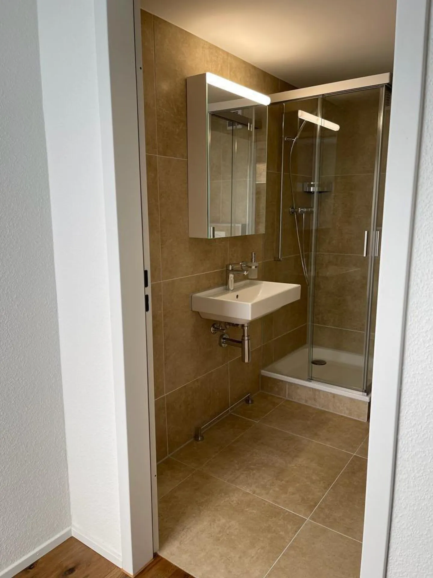 Stylish 4-room terraced house with garden in Oberwil - Photo 12 of 13