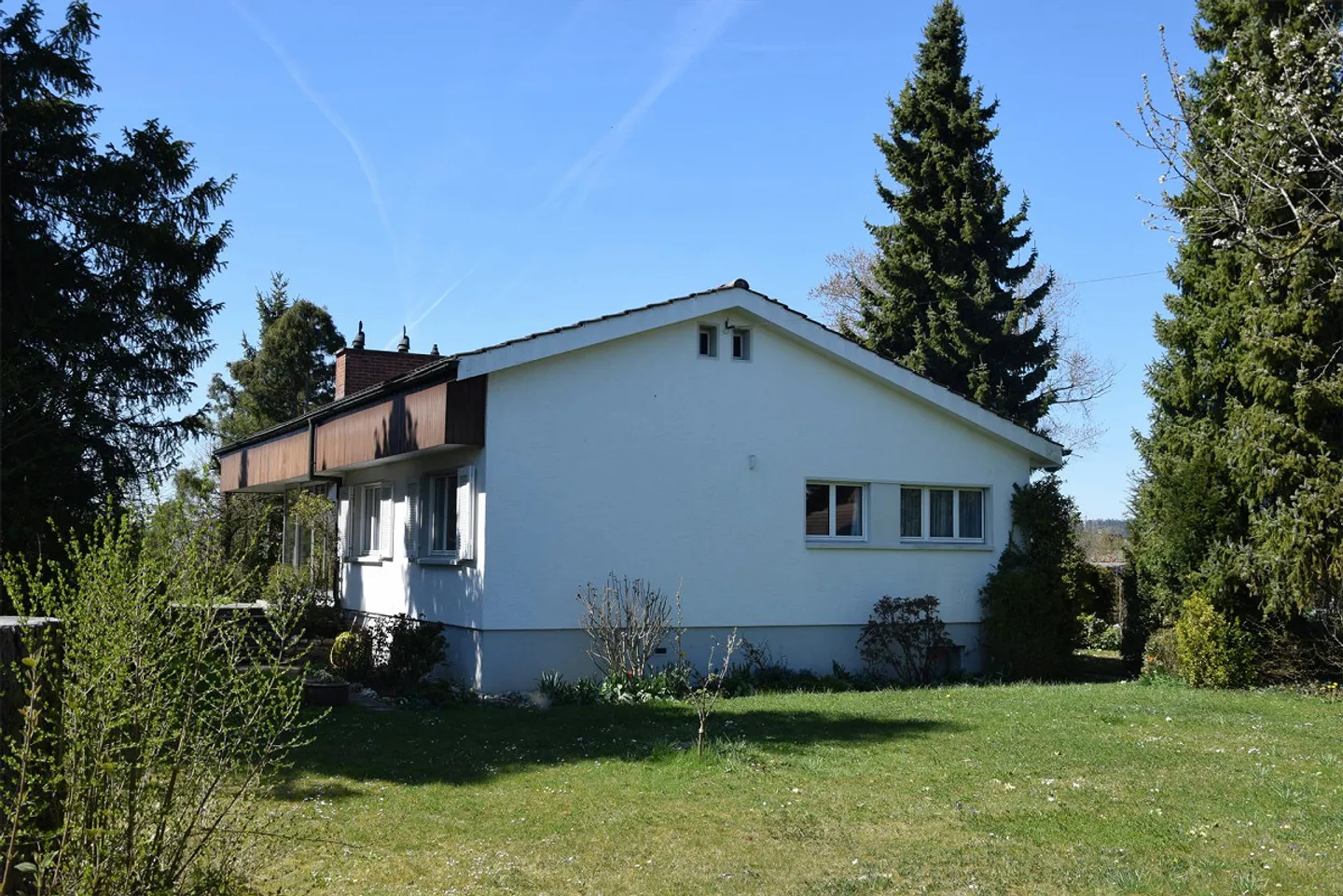 Single-family house with large land reserve - Photo 1 of 16